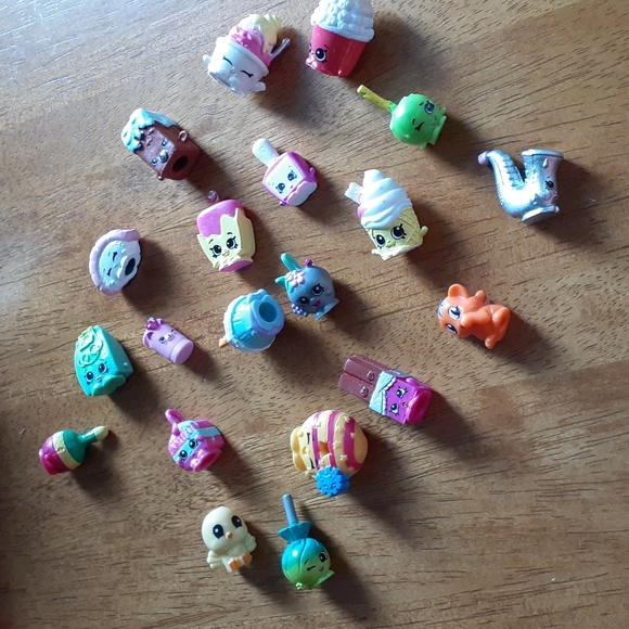 Shopkins 20 pieces.  Good plus condition - Picture 1 of 8